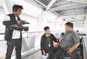 ประชาชนออกมาใช้สะพานลอยติดตั้งลิฟท์