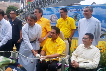 รัฐมนตรีว่าการกระทรวงคมนาคม เปิดสะพานลอยติดลิฟท์แห่งแรกเมืองพัทยาบริเวณหน้ามูลนิธิพระมหาไถ่เพื่อการพัฒนาคนพิการ