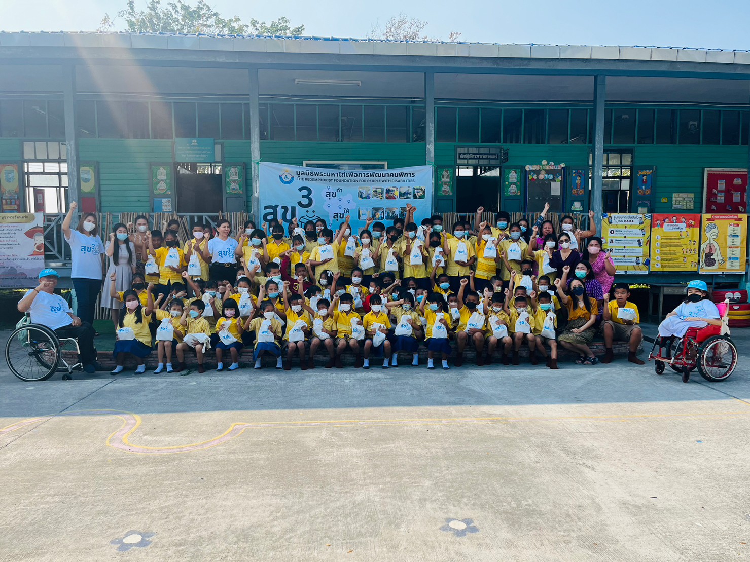 มูลนิธิพระมหาไถ่เพื่อการพัฒนาคนพิการนำถุงสุขยกกำลังสาม จากโครงการสุขยกกำลัง3ไปมอบให้น้องๆ